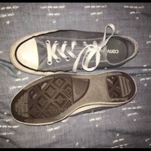 Woman’s size 9 converse